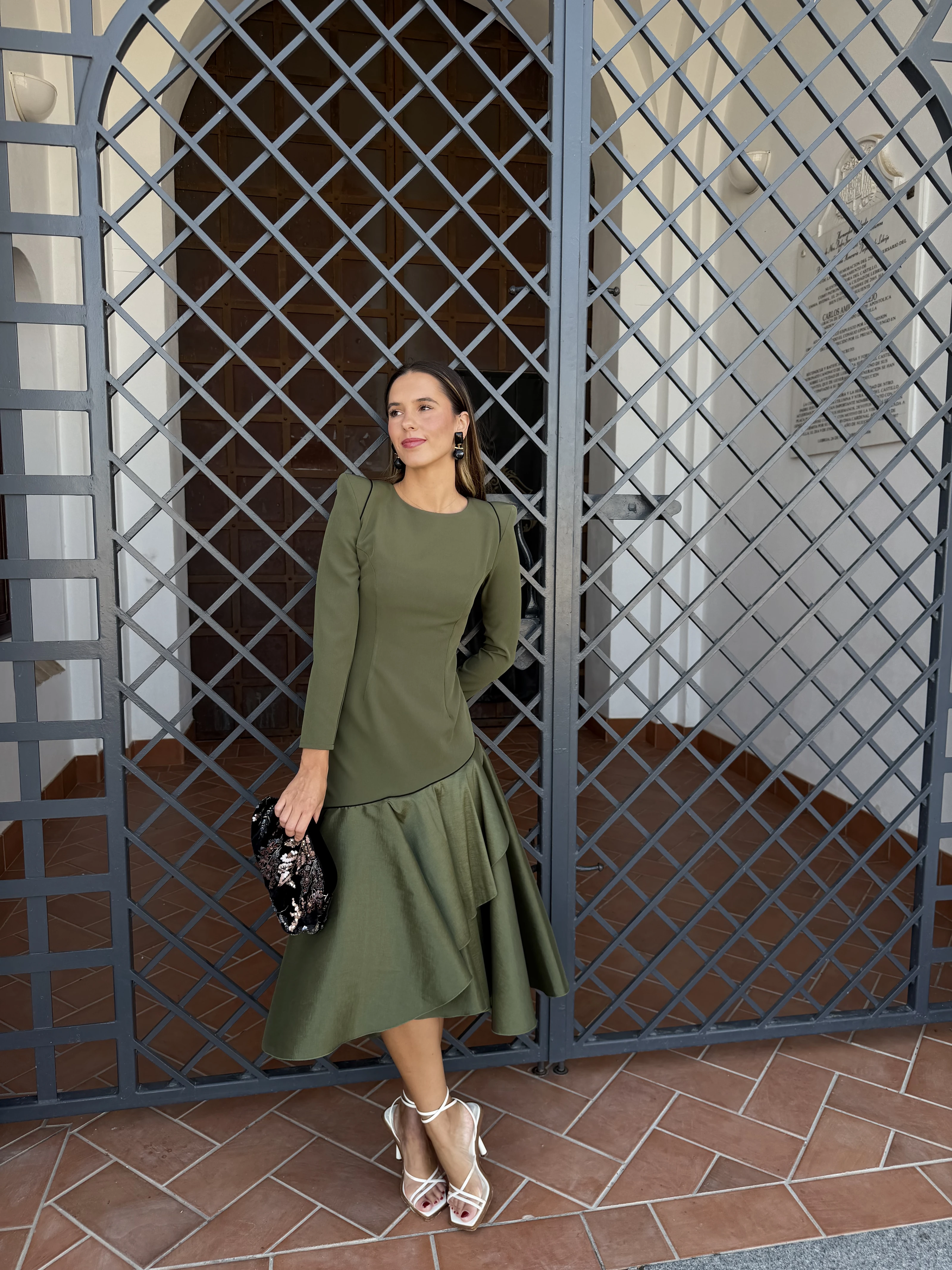 Pendientes y bolso en un estilismo verde; fotografía real de SURA