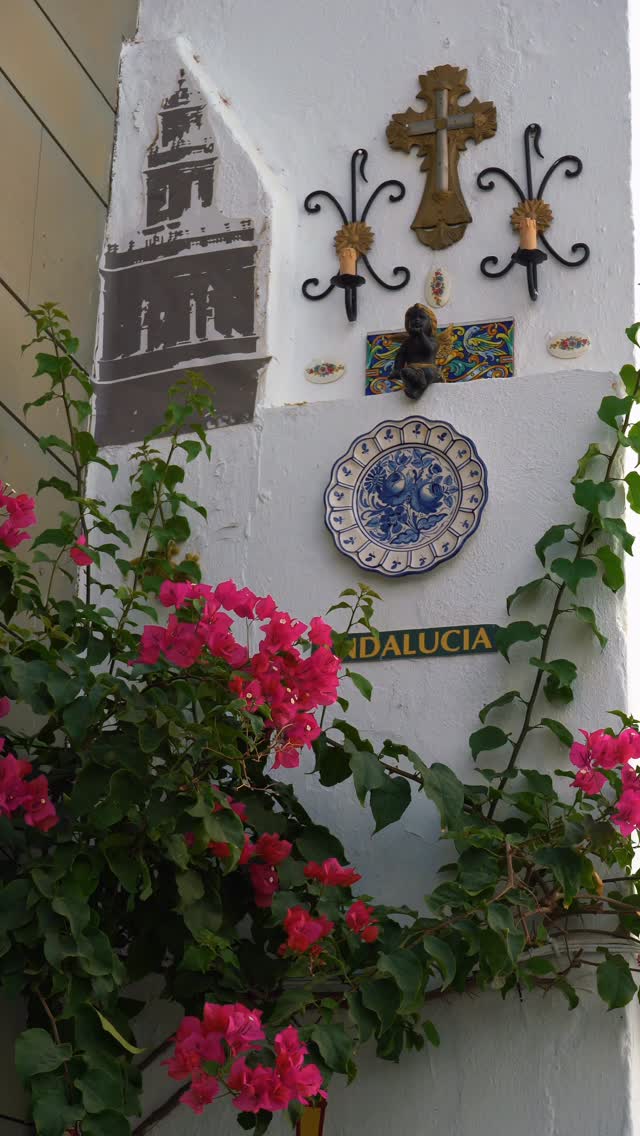 Flores y pared andaluza en una imagen de inspiración publicada por SURA
